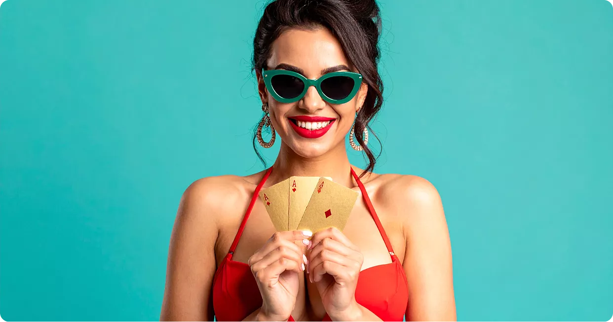 Pin-up Poker kartları tutan qadın